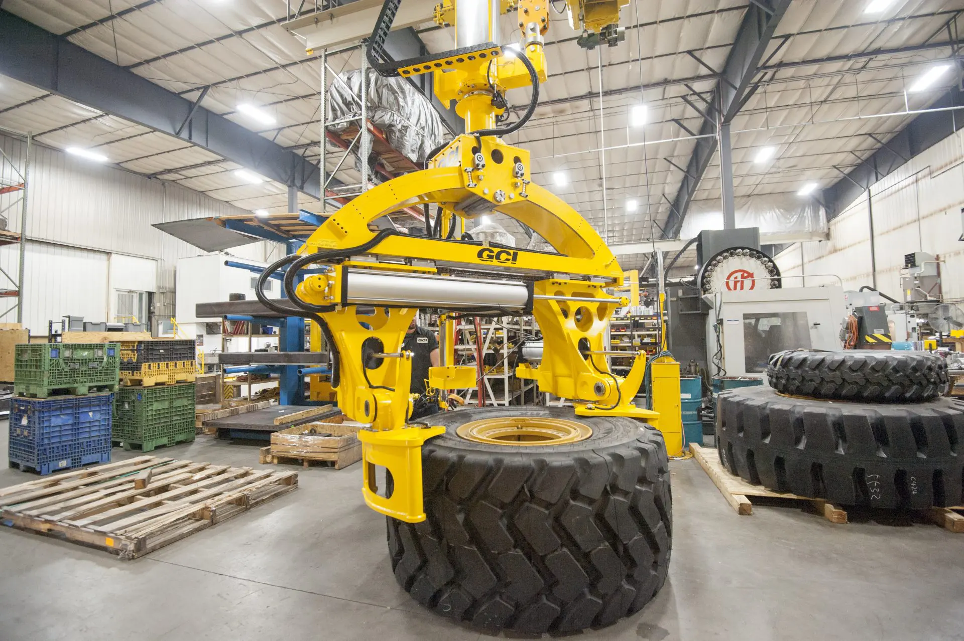 Manipulador GCI de montaje superior que levanta neumáticos Caterpillar de 3,000 lb de diferentes tamaños