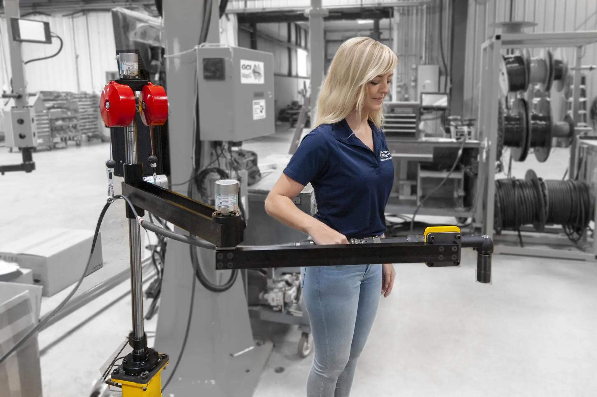 Mujer opera un brazo de reacción de torque de aluminio de 150 NM