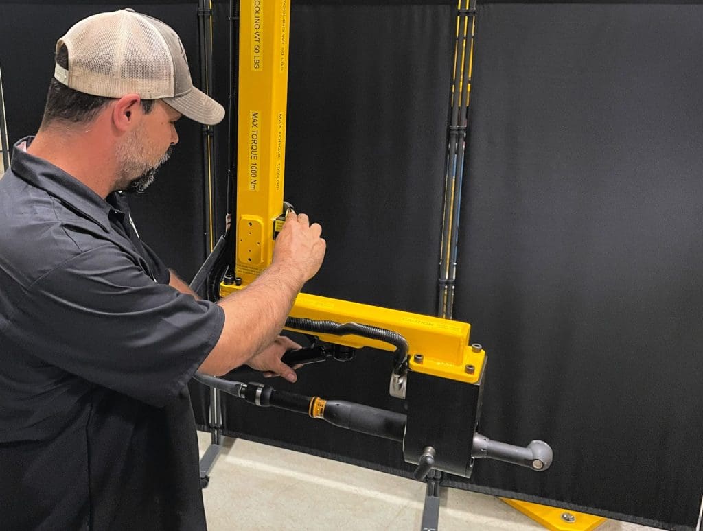 Torque reaction arm with operator