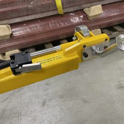 Engagement lever on the end effector