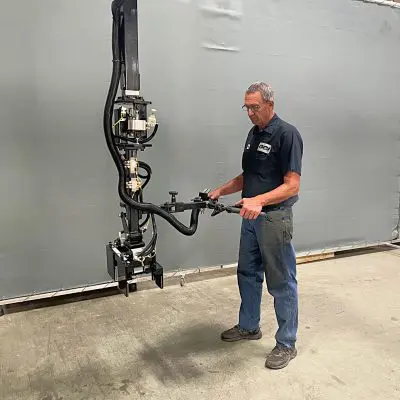 Manufacturing manipulator arm with the operator