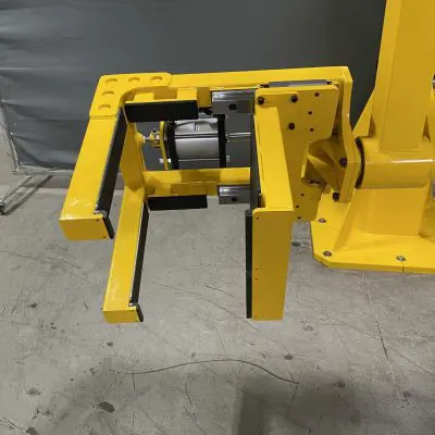 End effector rotated by the pneumatic cylinder