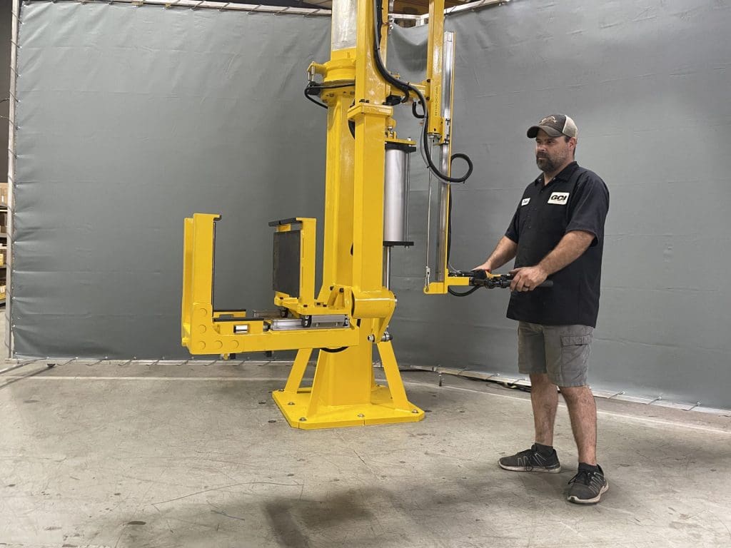 Manipulator arm with operator