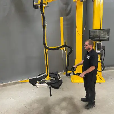 Tire manipulator with the operator 2