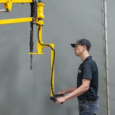inline smart torque reaction arm for engine oil pan