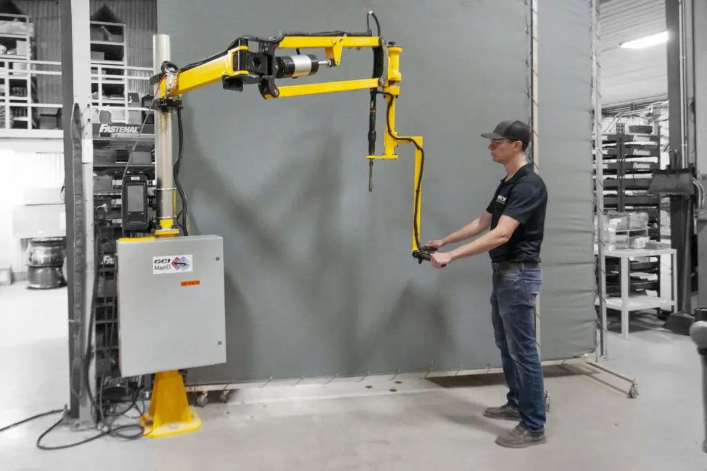 inline smart torque reaction arm for engine oil pan