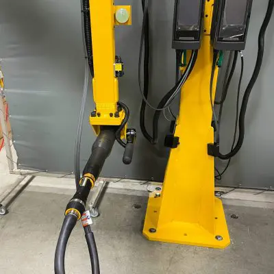 Horizontal tool mount with a OK-NOK visual indicator