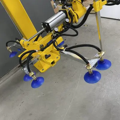 Custom end effector with adjustable vacuum cups