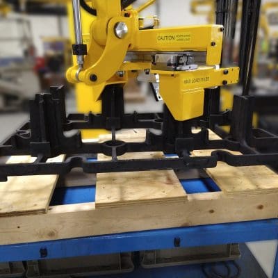 Pallet gripper with alignment guides