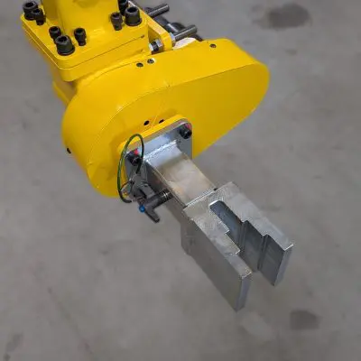 The end effector utilizes an air motor for the rotation