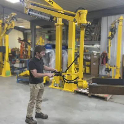 Beam rolling manipulator arm with operator