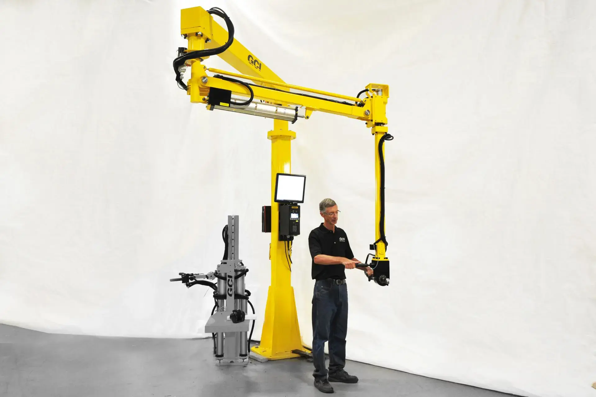 Smart torque arm with tool-tip tracking and position enforcement
