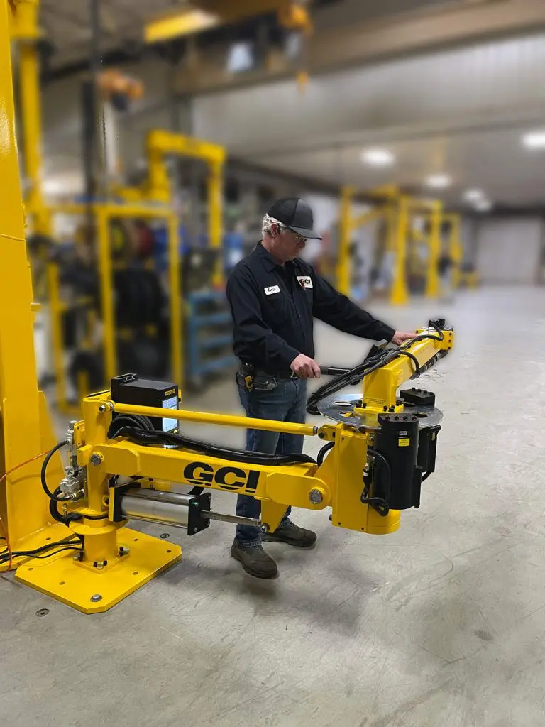 Low profile torque reaction arm