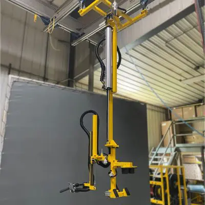 Lift cylinder manipulator for part pack out handling