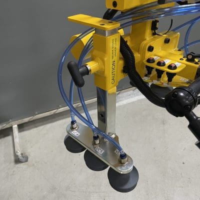 Vacuum gripper with height adjustment