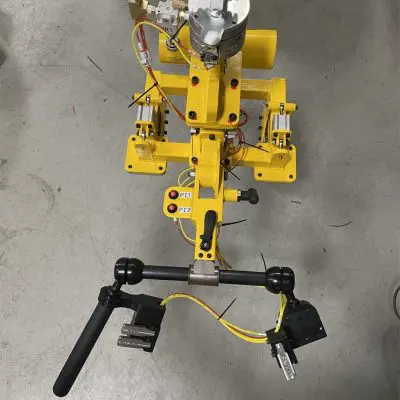Hook-mounted manipulator for cam shafts