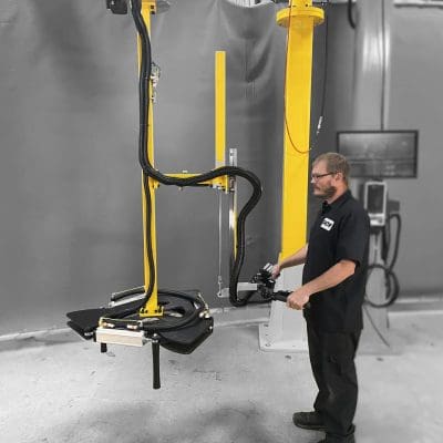 02032354-Tire-manipulator-with-the-operator-copy_
