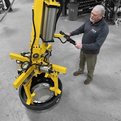 04062254A-Operator-with-the-tire-gripper_