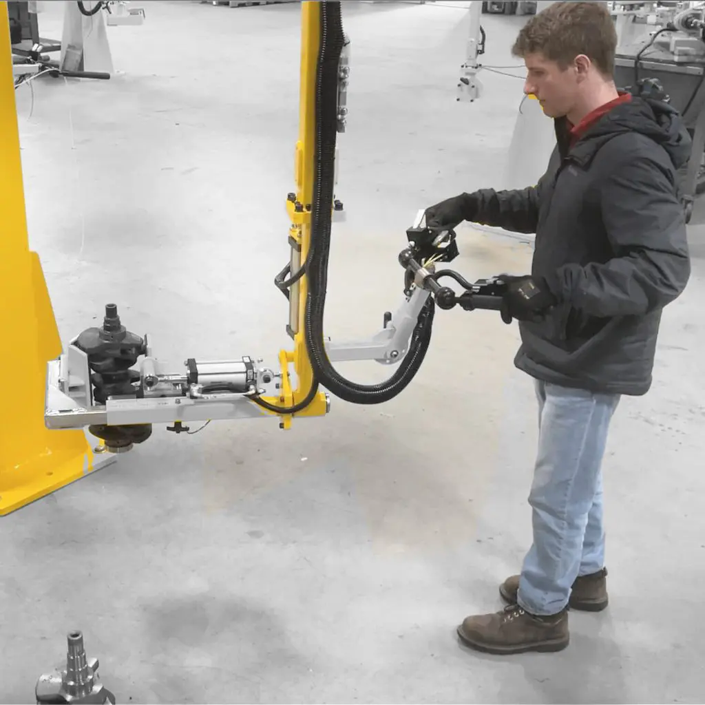 05172259A-Operator-handling-the-manipulator-arm_