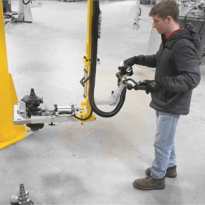 05172259A-Operator-handling-the-manipulator-arm_