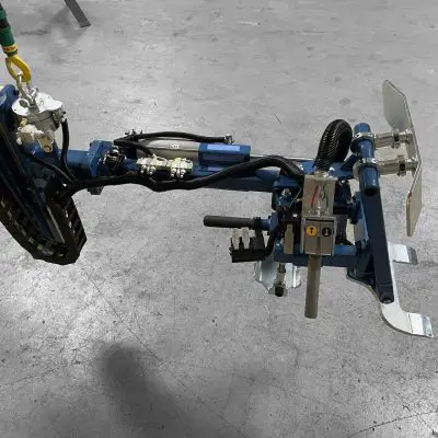 06082253-Custom-end-effector-with-a-cradle-gripper_