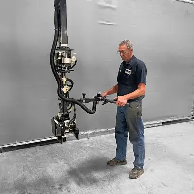 10032252-Manufacturing-manipulator-arm-with-the-operator_