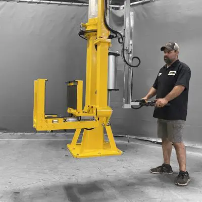 12152257-Manipulator-arm-with-operator_