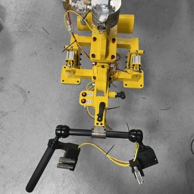 12182453-Hook-mounted-manipulator-for-cam-shafts_
