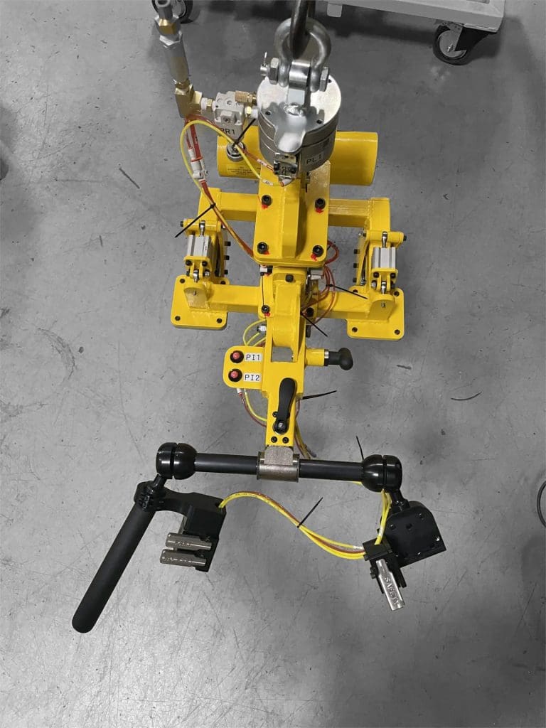 12182453-Hook-mounted-manipulator-for-cam-shafts_