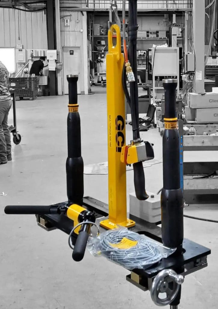 Manually-adjustable-twin-spindle-torque-reaction-system_